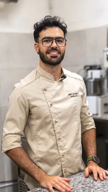 Jimmy, il pasticcere di Namelaka, in giacca da chef nel laboratorio