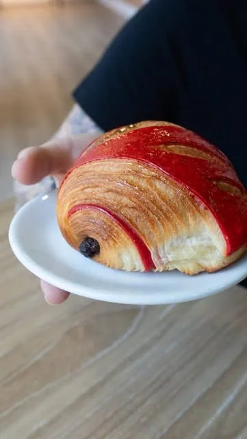 Pain au chocolat ai lamponi